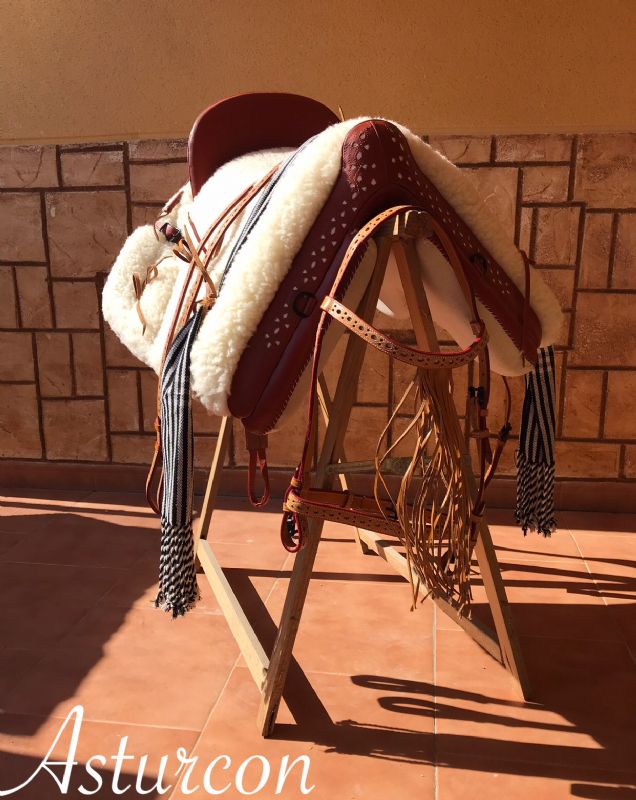 Lightweight Repujada Vaquera Saddle
